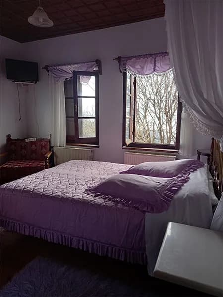 Room Three — Photo 2