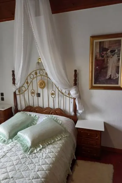 Room Five — Photo 1