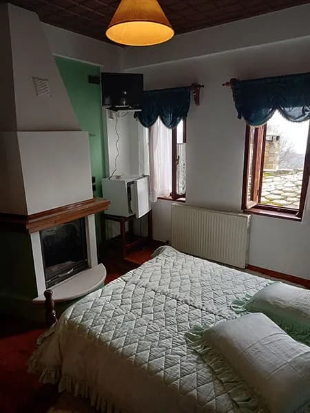 Room Five — Photo 2