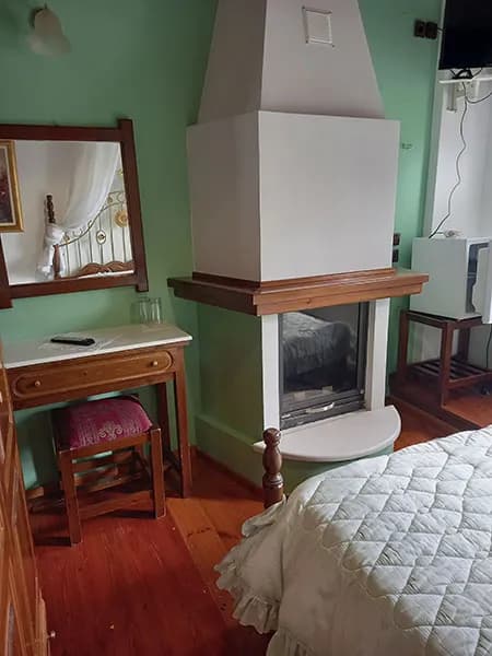 Room Five — Photo 3