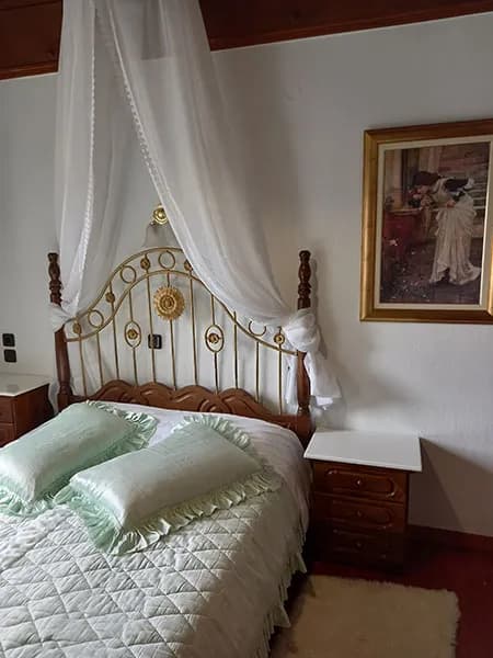 Room Five — Photo 4