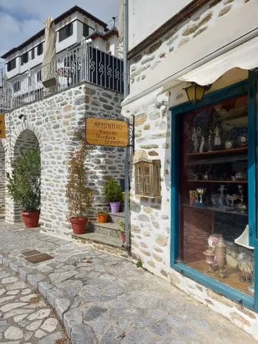 Η είσοδος του Αρχοντικού Θεοδώρα στη Μακρινίτσα